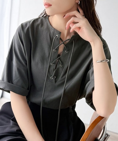《JaVaジャバコラボ》胸元ひとくせ、抜け感ひとさじ。綿100％ バックロゴプリント 胸元レースアップTシャツ(半袖) jv1260458