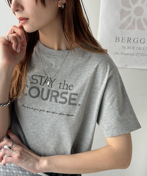【sustaina+】シンプルなのに格上げ感抜群。オーガニックコットン100%前後2wayロゴ刺繍＆フロッキーTシャツ(半袖) ce1260399
