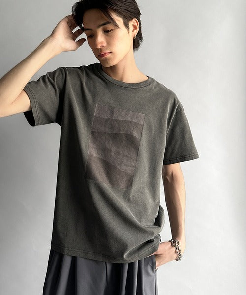 「即トレンド男子。」タイトフィットピグメント加工プリントTシャツ／Tight Fit Pigment-Dyed Print T-Shirt co1010001
