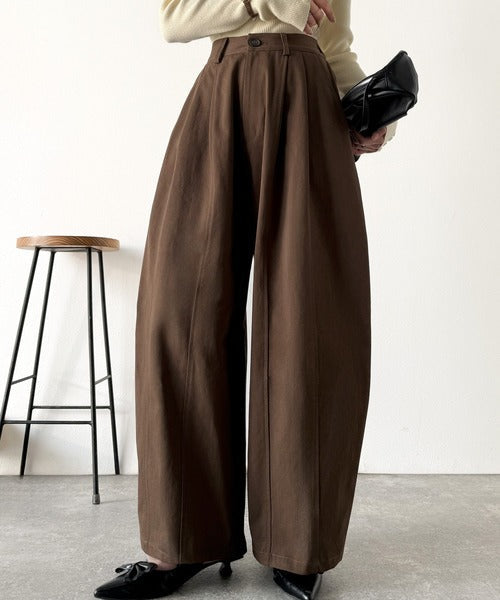 《JaVaジャバコラボ》カーブで魅せる、抜け感シルエット。綿100％コットンツイルバレルレッグタックパンツ jv1240111