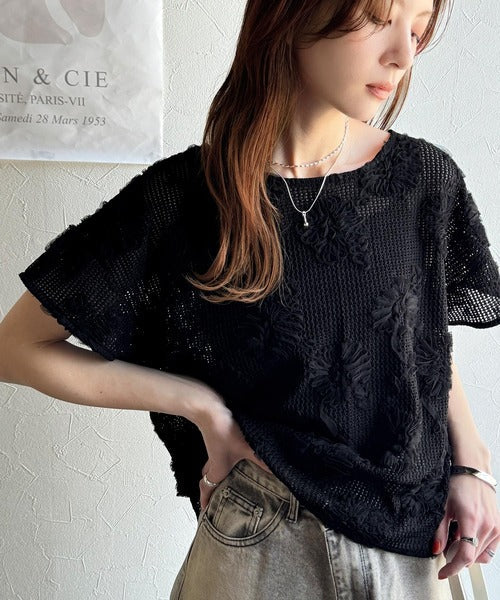 大人のおしゃれ度ワンランクアップ。チュールフラワーコード刺繍半袖Tシャツ ce1260429