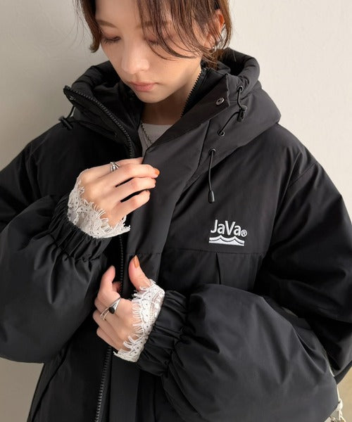 《JaVaジャバコラボ》サマになる、今どきバランス。フェイクダウンフード刺繍ミドル丈オーバーサイズジャケット jv1265119