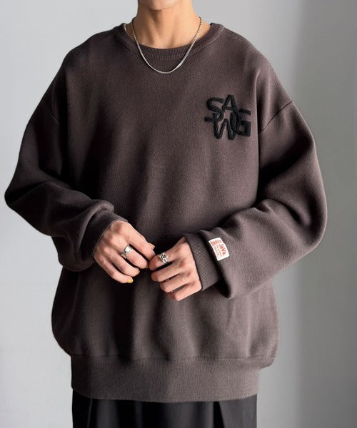 《JaVaジャバコラボ》立体編みで飾る個性。サガラ刺繍風ロゴオーバーサイズニット jm1050332