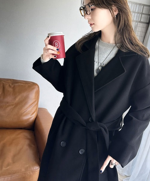 洗練された秋冬スタイルを彩る。フェイクウールベルト付きダブルチェスターコート（ロング丈） ce1010355