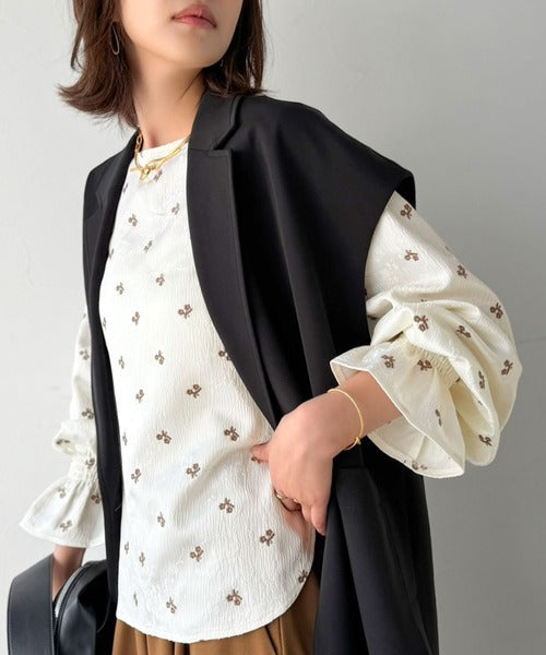【Classical Evon】品よく、大人の装いに華やぎを。ジャガード小花柄キャンディスリーブブラウス（長袖） ev1025023