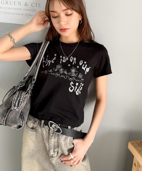 【mily bilet】大人の上品グラフティ。ハンドペイントライクシルバープリントコンパクトTシャツ mi1329023