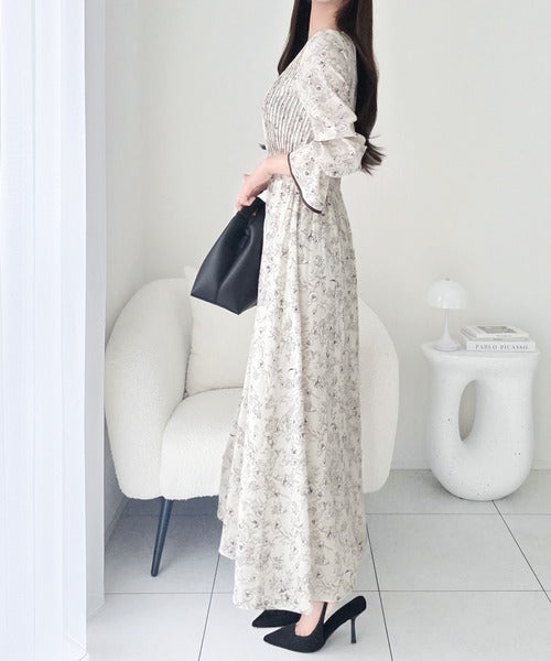 【mily bilet】着るだけで華やぐ、大人可愛い花柄ワンピース。キャンディスリーブプリーツワンピース (ロング丈) mi1139120