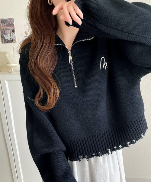 【mily bilet】大人可愛いクラッシュトップス。ダメージハーフジップ胸刺繍ニット mi1029069