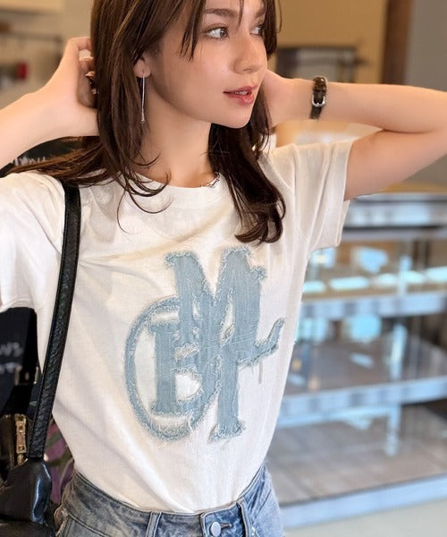 【mily bilet】遊び心を忍ばせておしゃれを一新。デニムフリンジワッペン使いTシャツ mi1329037