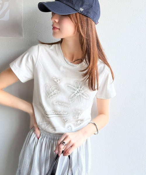 【mily bilet】大人可愛い最旬プリント柄。スプレーライクプリントコンパクトTシャツ（半袖） mi1329024