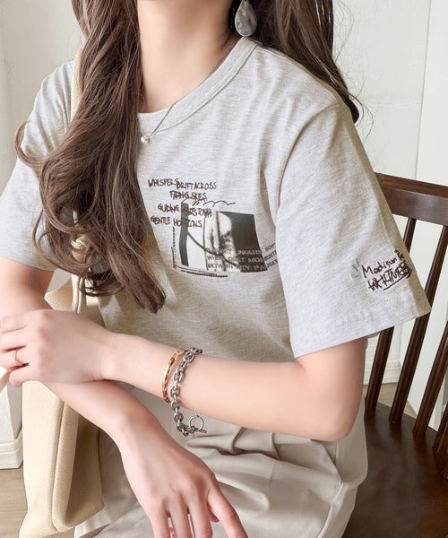 ラフでも品格、シンプルでも存在感。オーガニックコットン混 綿100％ グラフィック飛び刺繍フォトTシャツ（半袖） ce1260537