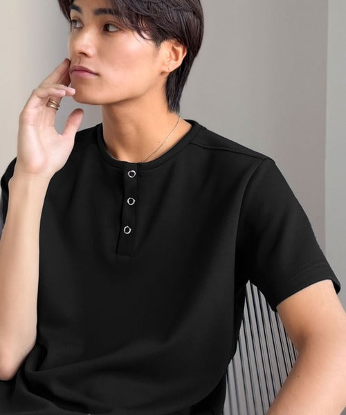【接触冷感機能付き】肩切り替えショート丈ダンボール素材ヘンリーネックTシャツ／Shoulder Panel Cropped Double-Knit Henley T-Shirt co1010056
