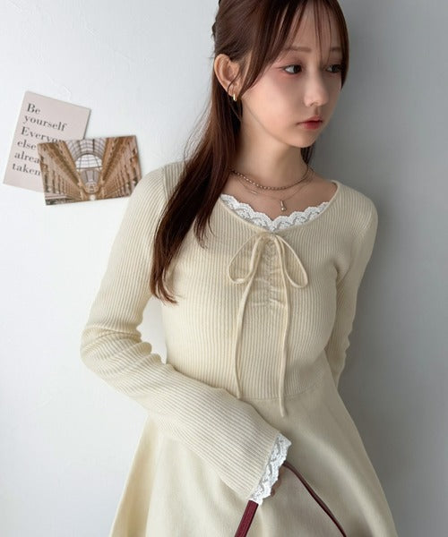 【mily bilet】甘さをひとさじ、華やぐ大人ガーリー。レースレイヤード風ギャザーリボンペプラムニット（長袖） mi1359060