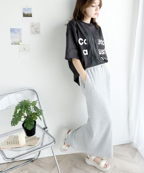 立体感のある発泡プリントがこなれ感たっぷり。立体ロゴプリント配色Tシャツ ce1010308