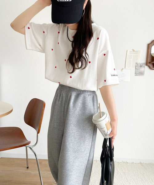 《JaVaジャバコラボ》春夏のカジュアルに、大人の“可愛い”をプラス。ミニハート刺繍Tシャツ（半袖） jv1010470