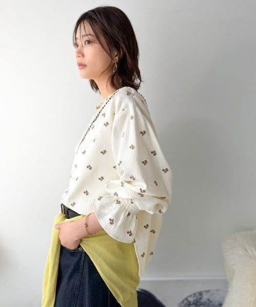 【Classical Evon】品よく、大人の装いに華やぎを。ジャガード小花柄キャンディスリーブブラウス（長袖） ev1025023
