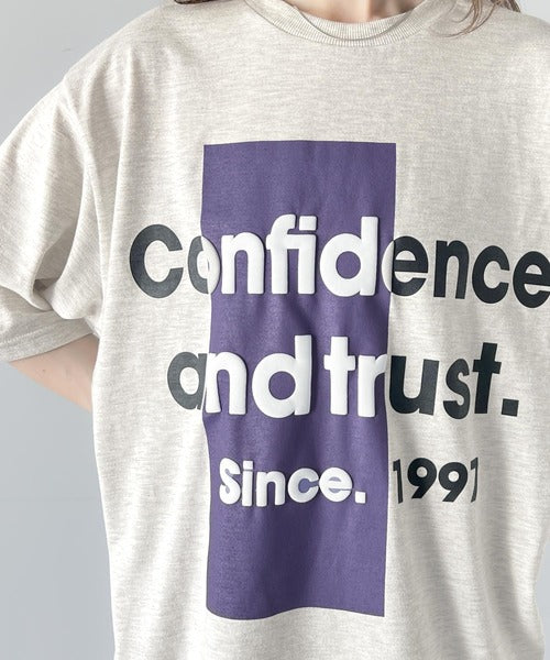 立体感のある発泡プリントがこなれ感たっぷり。立体ロゴプリント配色Tシャツ ce1010308