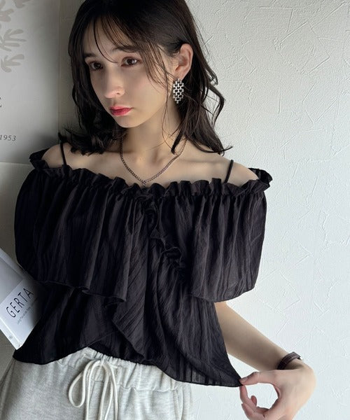 大人ガーリーに見せる。2wayオフショルフリルデザインシアーブラウス ce1070139