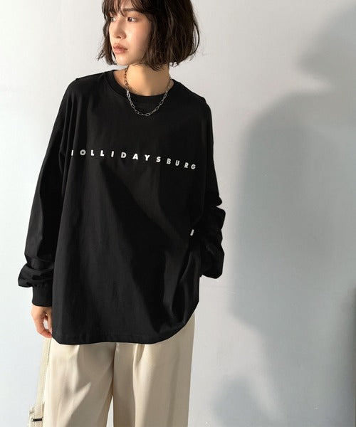 大人の上品カジュアルを楽しむ。ゆったりシルエット 綿100％シルケット風シンプル英字ロゴTシャツ（長袖） ce1330048