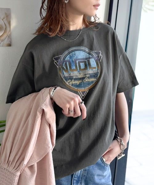 《JaVaジャバコラボ》遊びと余裕をこの1枚で。コットン100％コンパクトグラフィックロゴTEE（半袖） jv1050367