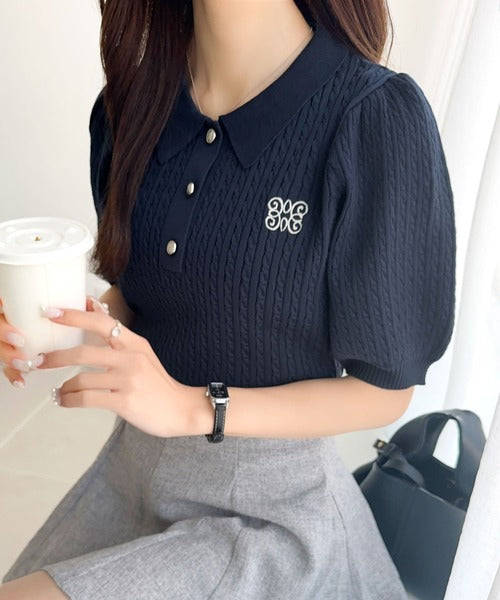 【mily bilet】きちんと上品大人キュート。胸刺繍ケーブルニットパフスリーブポロシャツ(半袖) mi1029096