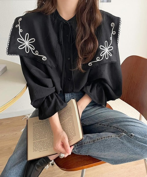 【mily bilet】クラシカルさとモダンさを両立。花刺繍ケープブラウス mi1019115