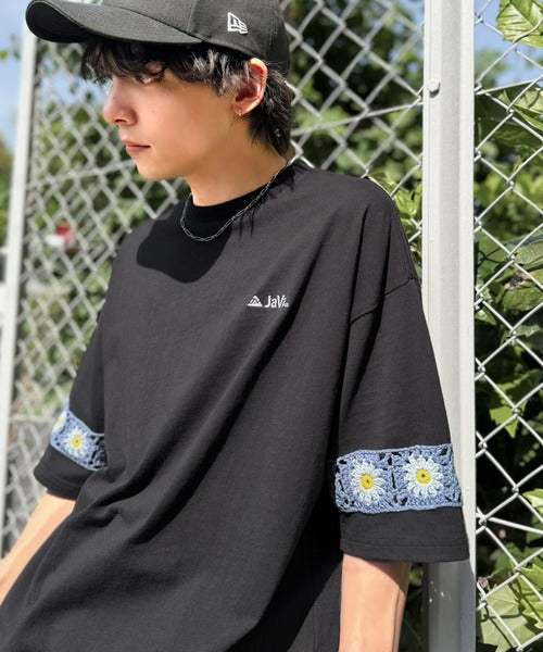 《JaVaジャバコラボ》袖先に遊びと清涼感を。袖クロシェ編み 配色切り替えデザインTシャツ jo1150094