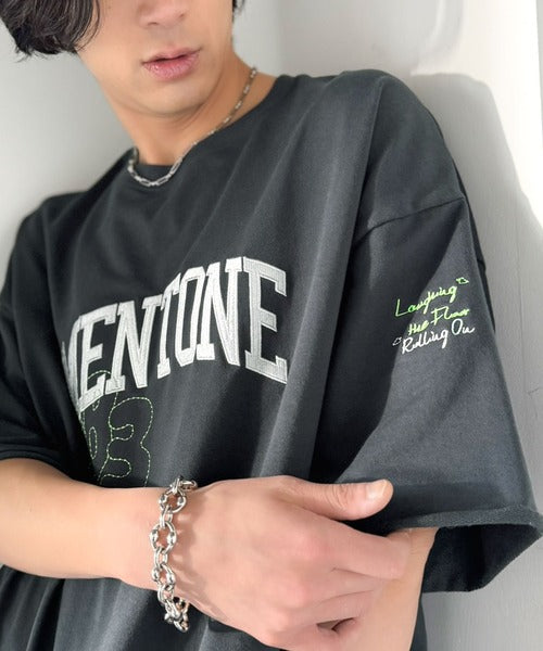 《JaVaジャバコラボ》【吸水速乾機能付き】Tシャツ派にこそ試してほしい！さらっと夏場も快適なカレッジロゴ 飛び刺繍 ミニ裏毛Tシャツ jo1150097