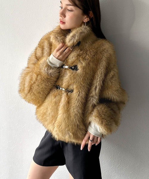 【mily bilet】秋冬モードを盛り上げる素材感♪上品さと華やかさを纏う　レザーバックル使いファーブルゾン mi1329052