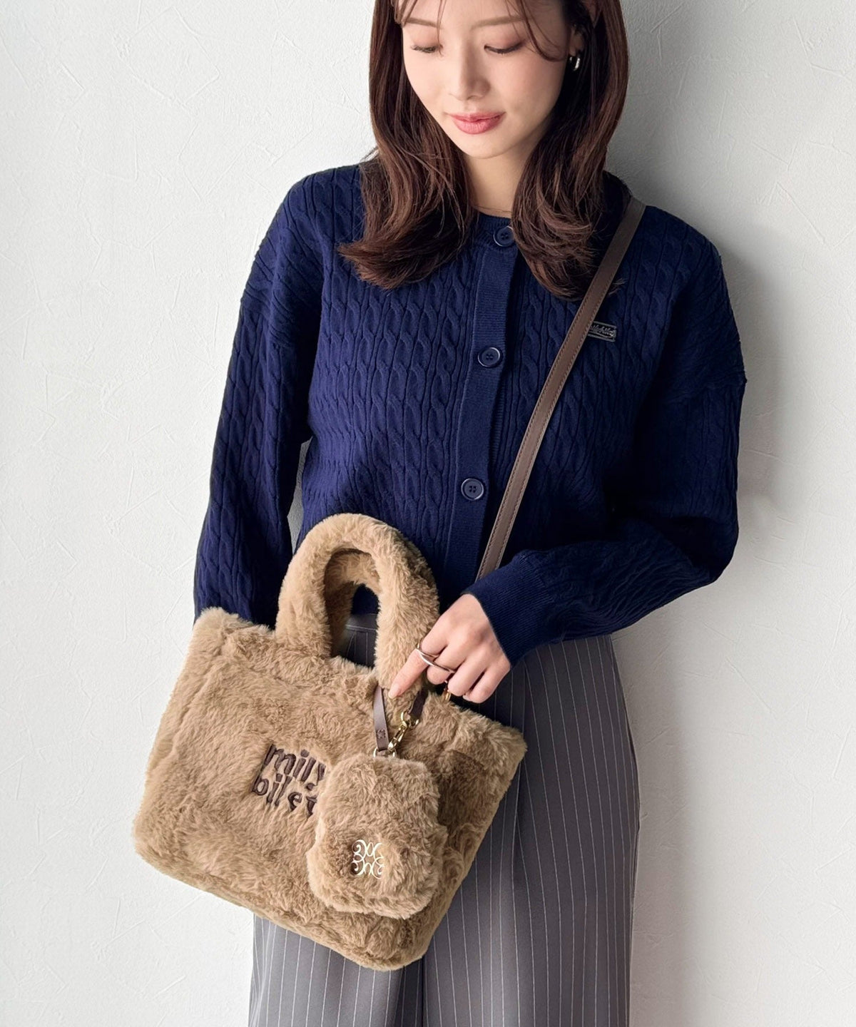 【mily bilet】ふわふわのファーで魅了する。ミニポーチ付きロゴ刺繍ファーショルダーバッグ mi1159036