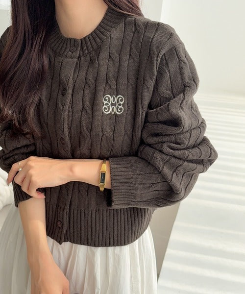 【mily bilet】ほんのり甘い新定番。胸刺繍ケーブル編みニットカーディガン(長袖) mi1259023