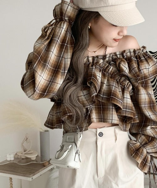 【mily bilet】全方位、上品シルエット。フリル使いオフショル２WAYキャンディースリーブブラウス mi1139047