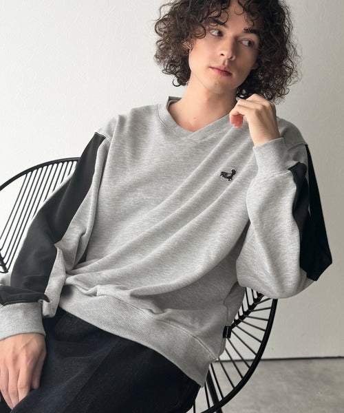 【Classical Origin】「個性をアクセントに。」袖ライン配色Vネックスウェットトレーナー（長袖）／Color Blocked Sleeves V-Neck Sweat Trainer co1150044