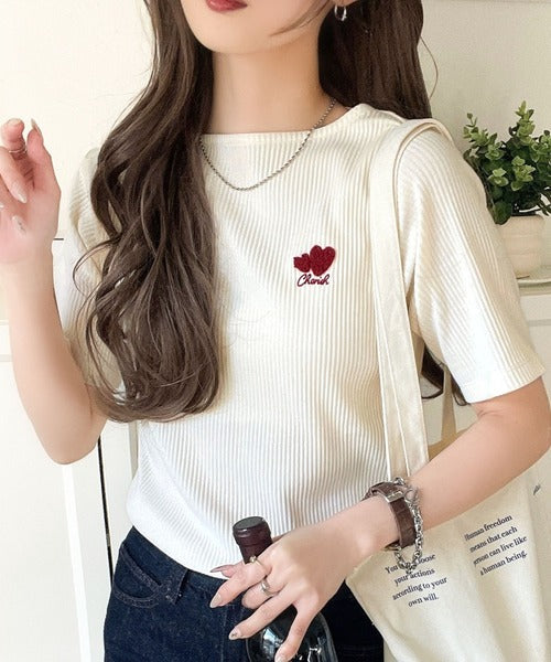 胸元にキュン。ハートサガラ刺繍テレコリブ素材ボートネックTシャツ（半袖） ce1330019