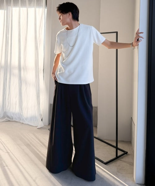 【接触冷感機能付き】肩切り替え袖刺繍ショート丈ダンボール素材Tシャツ／Shoulder Panel Cropped Double-Knit T-Shirt co1010055