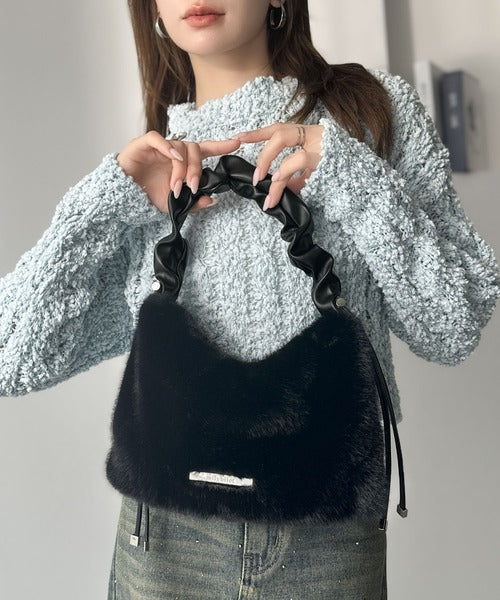 【mily bilet】ふんわり華やぎのアイテム。ロゴプレート使いボリュームファーバッグ mi1179058