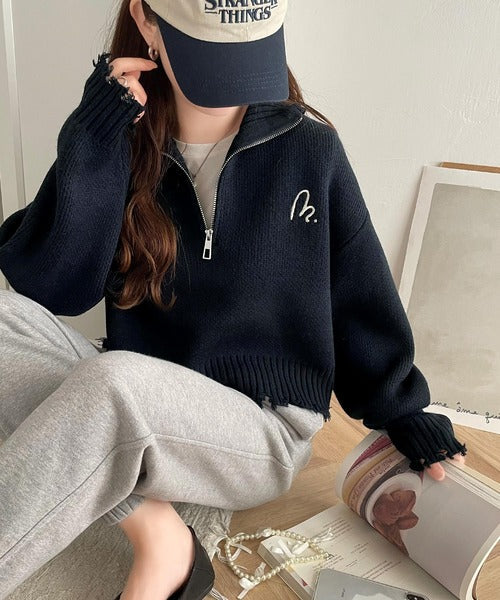 【mily bilet】大人可愛いクラッシュトップス。ダメージハーフジップ胸刺繍ニット mi1029069