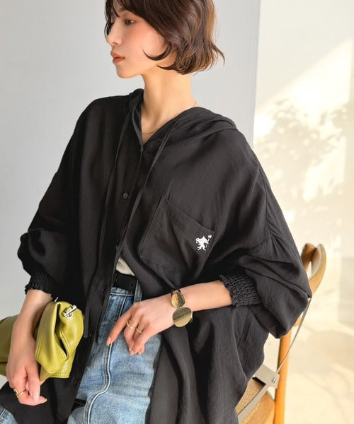 【接触冷感機能付き】冷感＆シアー素材で涼しく彩る。胸刺繍フード付きシアーシャツ（長袖） ce1070209