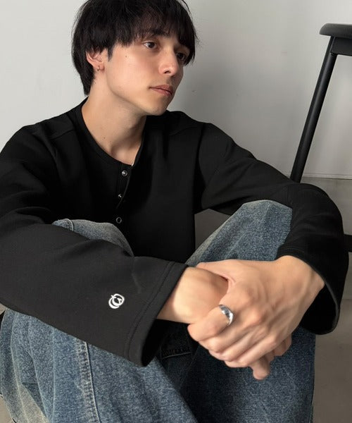 《Classical Origin》首元と袖口で魅せる、大人のゆるT。ダンボール素材ドット釦ヘンリーネックTシャツ（長袖） co1010058