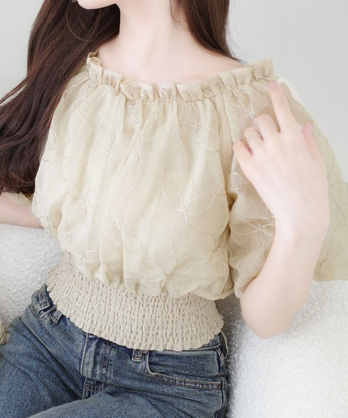 【mily bilet】あなたのスタイルにさらなる魅力をプラス。オフショル2WAY花柄コード刺繍バックリボンブラウス mi1139077