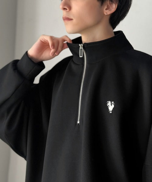 胸刺繍ダンボール素材オーバーサイズショート丈ドルマンスリーブハーフジッププルオーバー（長袖）／Chest Embroidered Double-Knit Oversized Cropped Dolman Sleeve Half-Zip Pullover co1010072