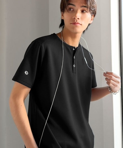【接触冷感機能付き】肩切り替えショート丈ダンボール素材ヘンリーネックTシャツ／Shoulder Panel Cropped Double-Knit Henley T-Shirt co1010056