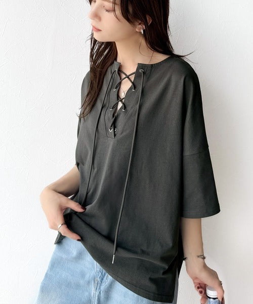 《JaVaジャバコラボ》胸元ひとくせ、抜け感ひとさじ。綿100％ バックロゴプリント 胸元レースアップTシャツ(半袖) jv1260458