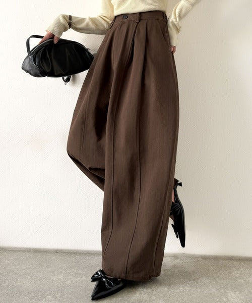 《JaVaジャバコラボ》カーブで魅せる、抜け感シルエット。綿100％コットンツイルバレルレッグタックパンツ jv1240111