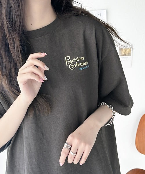 大人の上級カジュアル。綿100％ワンポイント刺繍ロゴTシャツ ce1050183