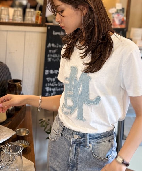 【mily bilet】遊び心を忍ばせておしゃれを一新。デニムフリンジワッペン使いTシャツ mi1329037