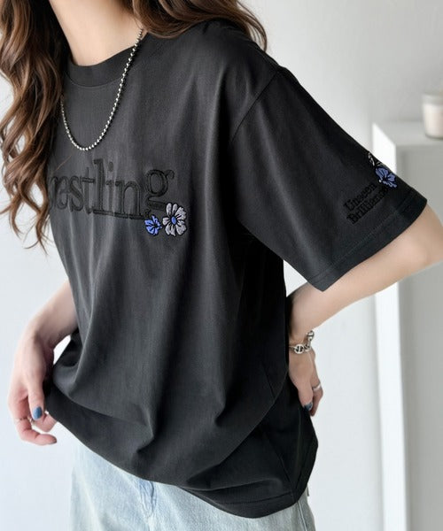 ナチュラルな中に、さりげない華。綿100％ロゴ×フラワー刺繍ビッグTシャツ（半袖） ce1260485
