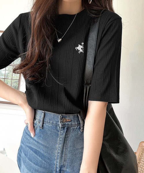 品よく、すっと、毎日に馴染む。オーガニックコットンランダムリブ胸元刺繍Tシャツ（半袖） ce1260538