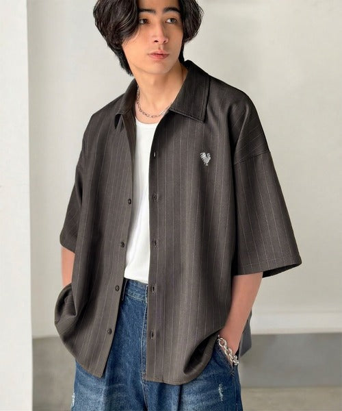 《JaVaジャバコラボ》羽織りとしても重宝する、汎用性の高さが魅力！刺繍入り ヘリンボーン織ストライプ柄 オーバーサイズ半袖シャツ jo1010044