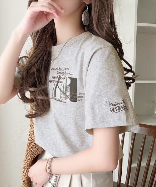 ラフでも品格、シンプルでも存在感。オーガニックコットン混 綿100％ グラフィック飛び刺繍フォトTシャツ（半袖） ce1260537